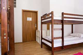 Хостелы Folk Hostel Люблин Кровать в общем 6-местном номере-3