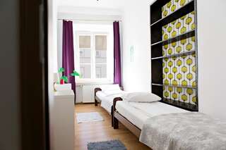 Хостелы Folk Hostel Люблин Двухместный номер с 2 отдельными кроватями и общей ванной комнатой-1